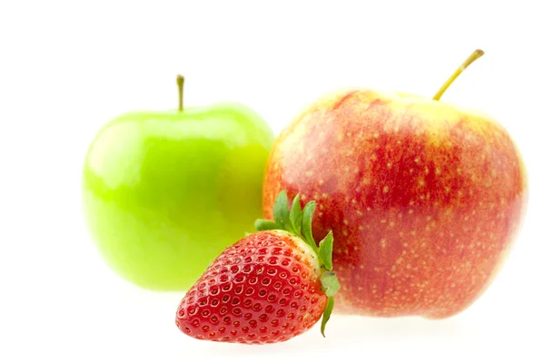2 つのリンゴとイチゴを白で隔離されます。 — ストック写真