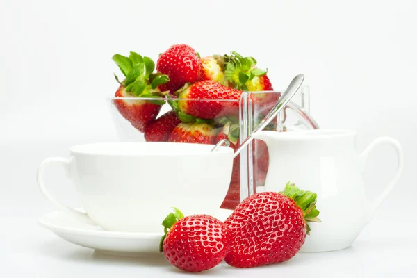 Fresa, taza blanca y tetera aisladas en blanco — Foto de Stock