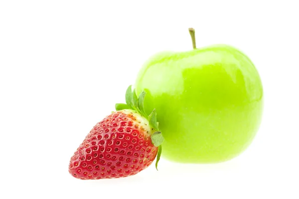 Jablka a jahody, izolované na bílém — Stock fotografie