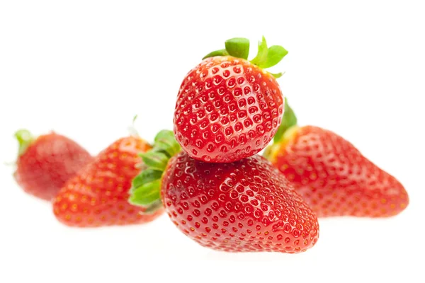 多汁的草莓上白色隔离 — 图库照片