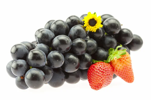 Druiven, aardbeien en een geïsoleerd op witte bloem — Stockfoto