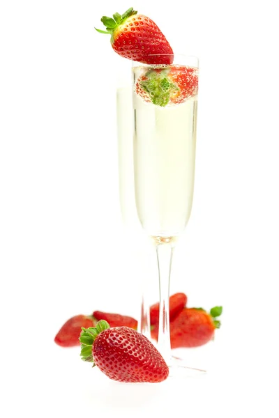 Una copa de champán y fresas — Foto de Stock
