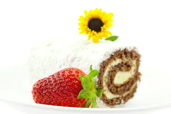 Roll, Erdbeeren und eine Blume isoliert auf weiß — Stockfoto