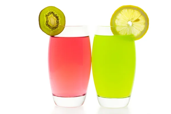 Twee cocktails met segmenten van kiwi en citroen geïsoleerd op wit — Stockfoto
