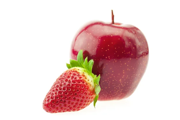 Φράουλα και μήλο που απομονώνονται σε λευκό — Φωτογραφία Αρχείου