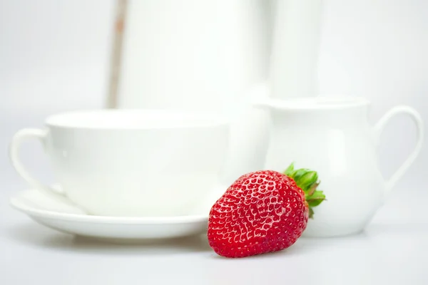 Morango, xícara branca e bule isolado em branco — Fotografia de Stock
