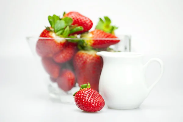 Fresas jugosas en un tazón aislado en blanco — Foto de Stock