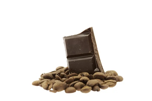 Çikolata kahve çekirdekleri üzerine beyaz izole parçası — Stok fotoğraf