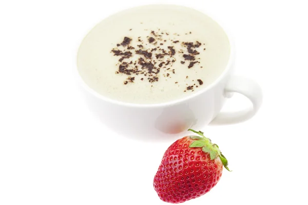 Bir fincan cappuccino ve üzerinde beyaz izole çilek — Stok fotoğraf