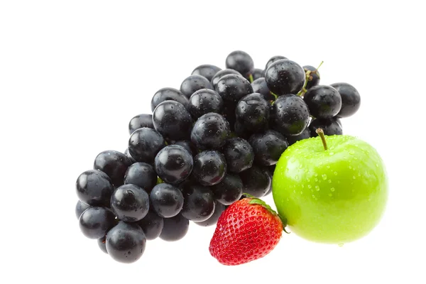Trauben, Erdbeeren und Äpfel isoliert auf weiß — Stockfoto