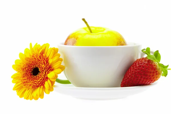 Pomme dans une tasse, fraise et fleur isolée sur blanc — Photo