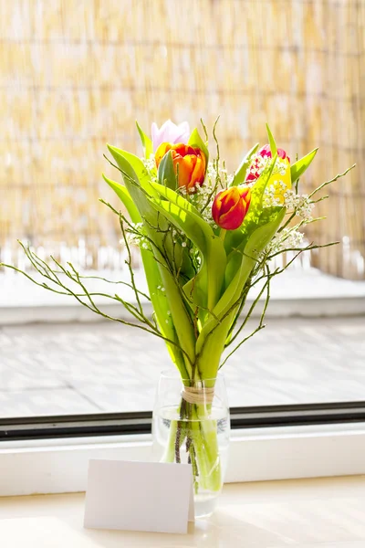 Un bouquet de printemps avec des tulipes — Photo