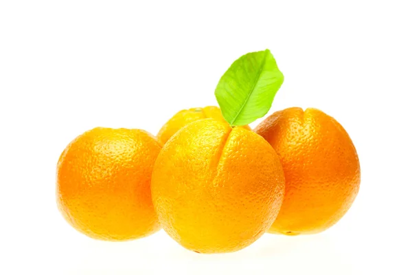 Апельсини з листям — стокове фото