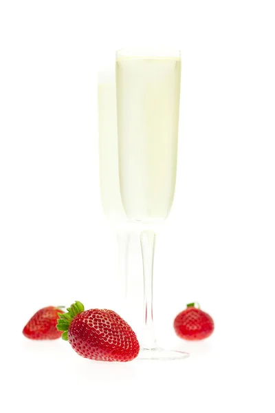 Una copa de champán y fresas —  Fotos de Stock