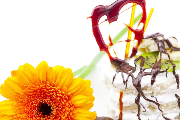 Bolo com caramelo, chocolate, kiwi e flor — Fotografia de Stock