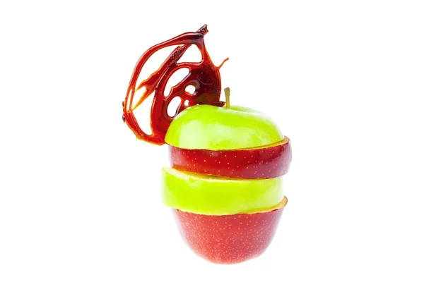 Яблочные ломтики друг на друга с карамелью изолированы на белом — стоковое фото