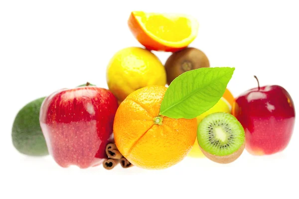 Kiwi, aguacate, manzanas, naranja, limón y canela, aislados en blanco — Foto de Stock