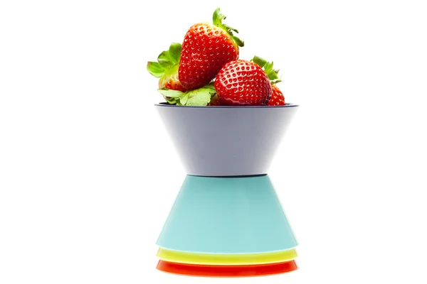 将多汁的草莓放在一个被白色隔离的碗里 — 图库照片