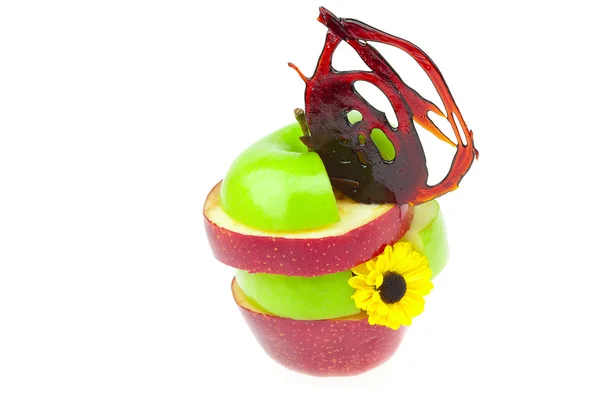 Manzanas en rodajas con caramelo y una flor — Foto de Stock