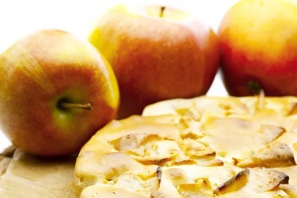 Яблуко і яблучний пиріг лежать на столі — стокове фото