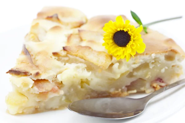 꽃과 함께 접시에 사과 파이 — 스톡 사진