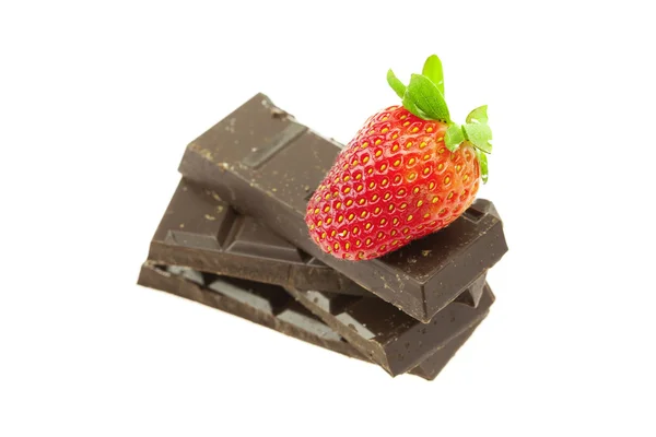 Aardbeien in chocolade op wit wordt geïsoleerd — Stockfoto