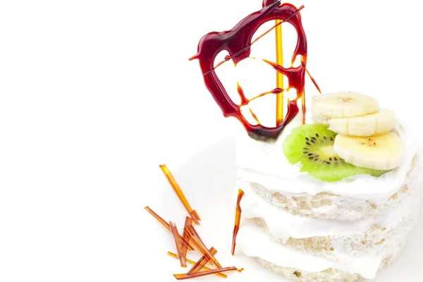 Торт со взбитыми сливками, фруктами и карамелью — стоковое фото