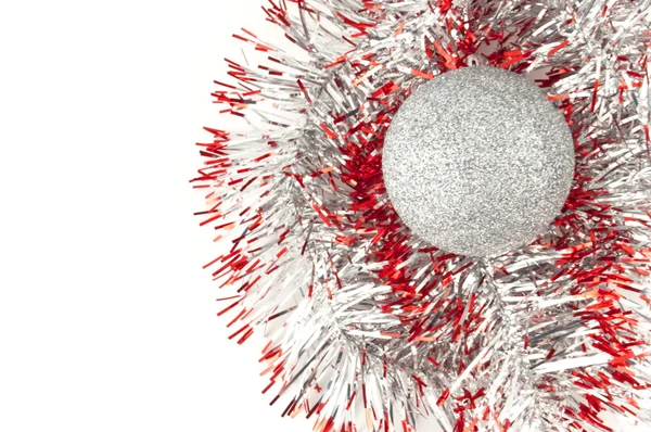 Kırmızı kurdele ile gümüş christamas topu — Stok fotoğraf