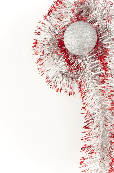 Zilveren christamas bal met rood lint — Stockfoto