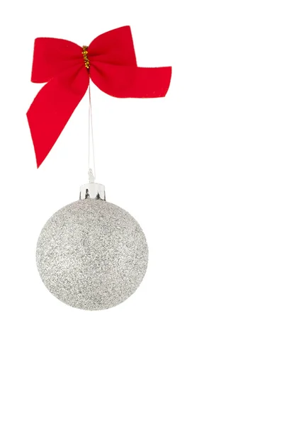 Rote Schleife und silberne Weihnachtskugel — Stockfoto