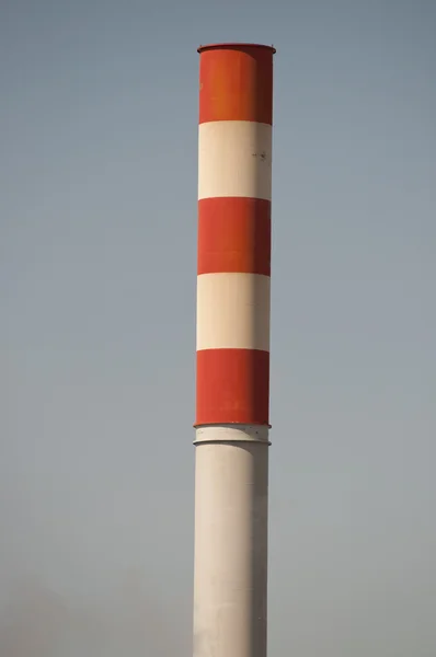 Roter und weißer Schornstein — Stockfoto