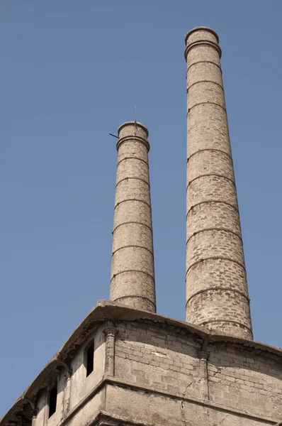 Gammal övergiven fabrik chimneis — Stockfoto