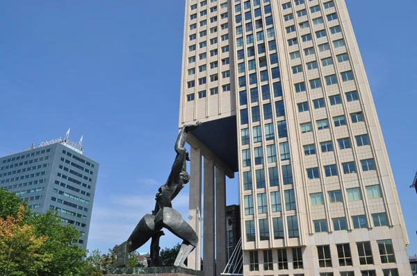 Estatua apoyar un edificio — Foto de Stock