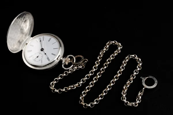 Reloj de bolsillo de plata con cadena — Foto de Stock