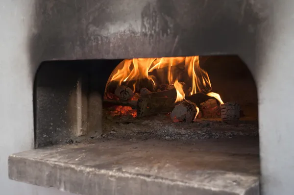 Традиционная печь для пиццы — стоковое фото