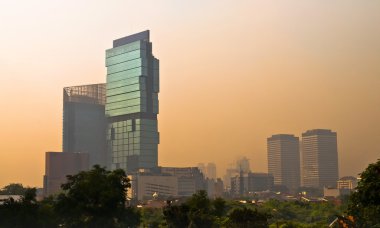 Jakarta alacakaranlıkta manzarası
