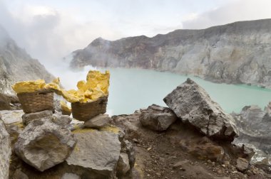 Ijen'de krater kükürt