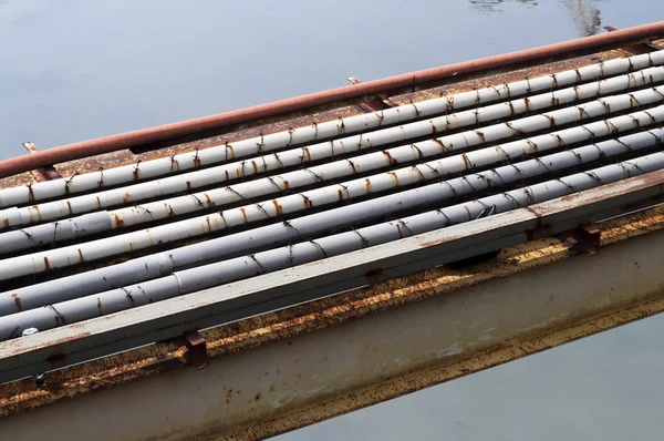 Pipeline su un fiume — Foto Stock