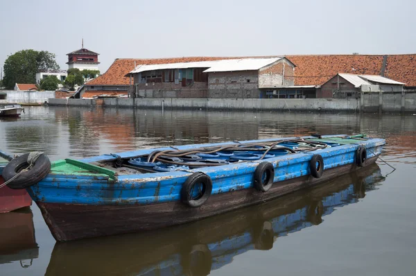 Ржавая старая лодка — стоковое фото