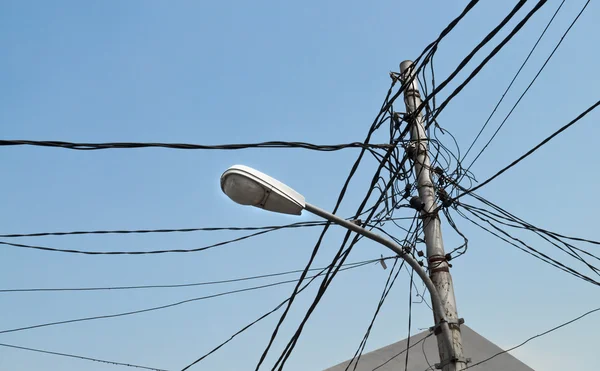 Pólo de luz de rua com cabos — Fotografia de Stock