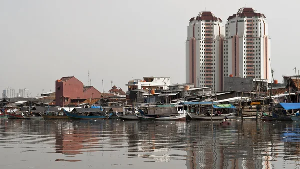 Старый канал в Джакарте — стоковое фото