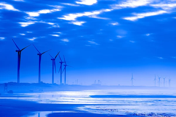 Ветряная турбина с закатом — стоковое фото