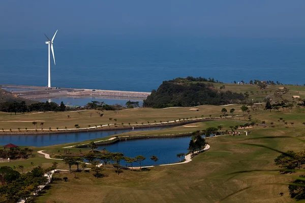 Miejsce Golf ładny zielony i zasilania wiatrak po miejscu — Zdjęcie stockowe