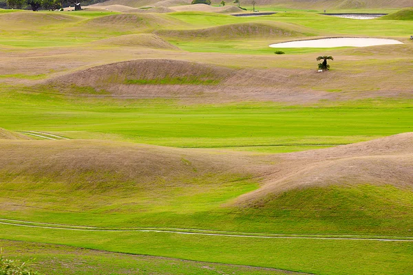 Место для гольфа с красивым зеленым фоном — стоковое фото