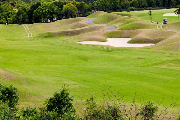 Место для гольфа с красивым зеленым фоном — стоковое фото