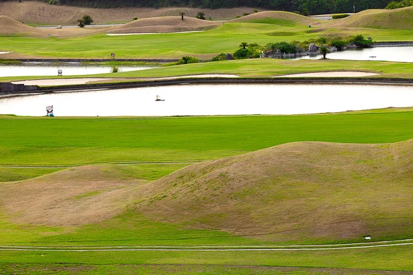 Місце для гольфу з красивим зеленим фоном — стокове фото