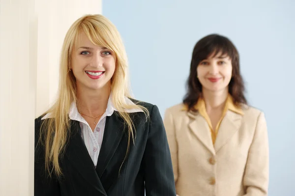 Blond och brunett kvinnor på kontoret — Stockfoto