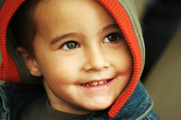 Щасливий хлопчик у капюшоні — стокове фото
