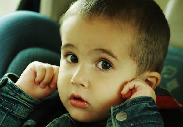 Chłopiec zatrzymuje się do jego uszu — Zdjęcie stockowe