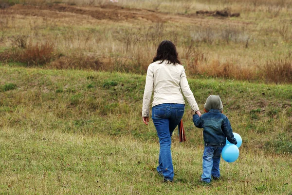 Mujer y niño en el prado — Foto de Stock